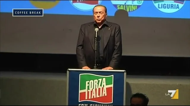 Berlusconi cade sul palco ma ha subito pronta la battuta