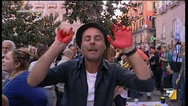 Napoli: flash mob pro De Magistris. Adesso #sospendetecitutti