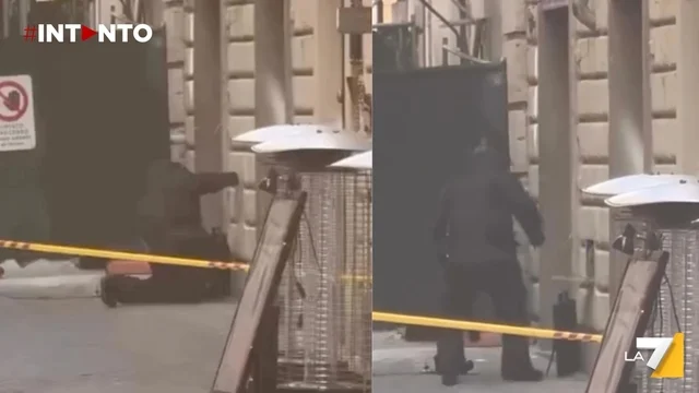 Allarme bomba in via del Corso a Roma: valigetta abbandonata
