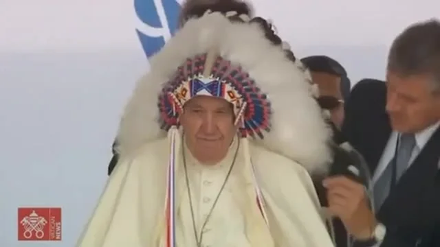 Papa Francesco indossa il copricapo indiano: "Chiedo perdono ai nativi"