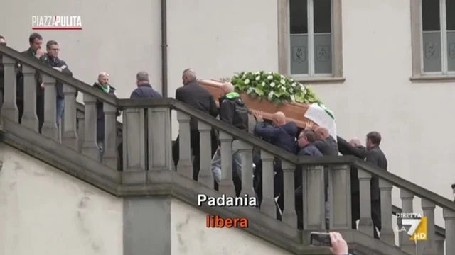 Cosa rimane del messaggio politico di Umberto Bossi? Il funerale tra contestazioni e accuse a Salvini