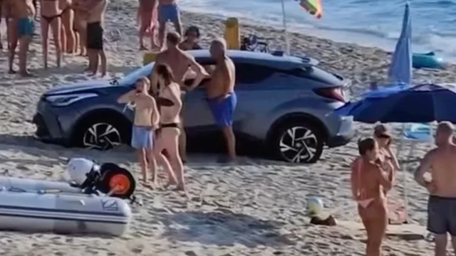 Capo Vaticano, auto sbaglia manovra e finisce sulla spiaggia: il video
