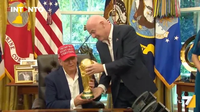 Infantino consegna la Coppa del Mondo a Trump: “Solo i vincitori alzano questo trofeo”