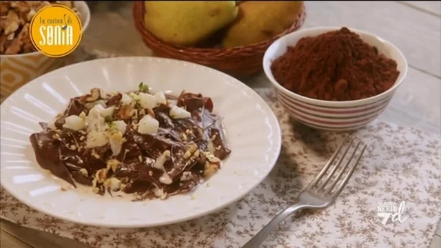 Straccetti al cacao, con gorgonzola e pere e noci