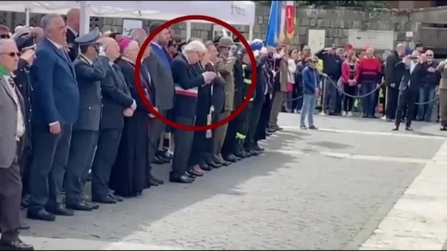 25 aprile, nuovo video di Vittorio Sgarbi: smanetta al cellulare durante l'Inno di Mameli