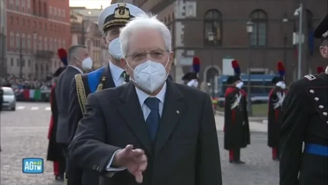 Mattarella e il cenno al cameraman durante la diretta