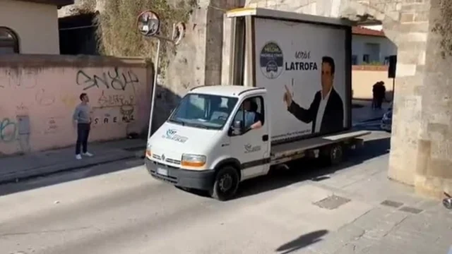 Il camion del candidato di Fratelli d'Italia rimane incastrato sotto il ponte: il video fa il giro del web