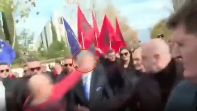 L'ex premier albanese colpito al volto durante una manifestazione: il video