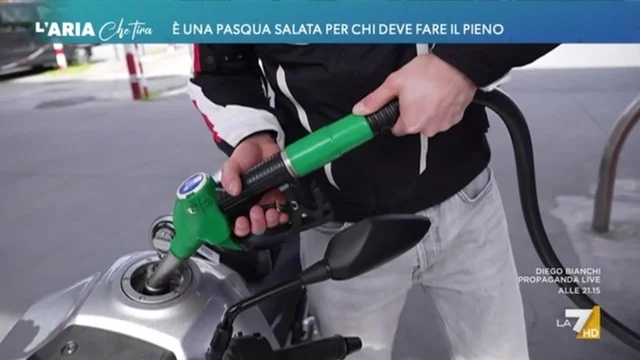 È una Pasqua salata per chi deve fare il pieno