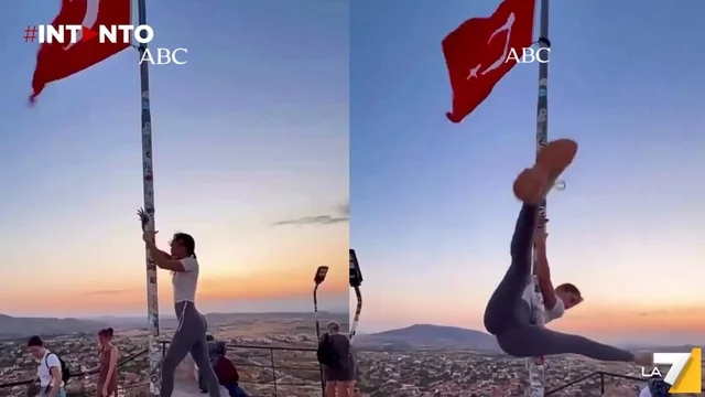 Turista rischia il carcere in Turchia per aver fatto pole dance su un’asta della bandiera in Cappadocia