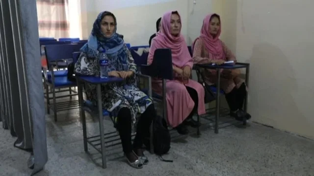 Afghanistan, studenti e studentesse separati dalle tende in aula