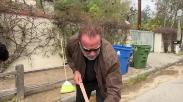 Arnold Schwarzenegger ripara una buca per strada: il video è virale