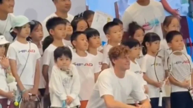 China Open 2025, tutti pazzi per Sinner: il tennista italiano diventa star social dell’evento