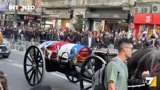 L’Uruguay saluta José “Pepe” Mujica: folla in corteo per l’ultimo addio a Montevideo