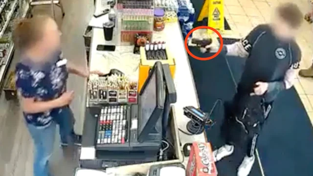 "Sei serio?", dodicenne armato fa una rapina: la reazione incredula della cassiera
