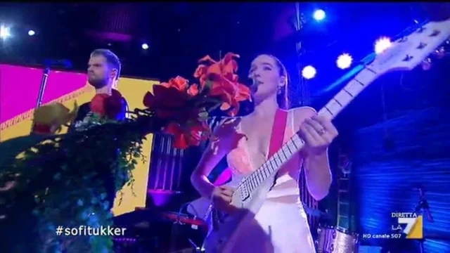 Sofi Tukker sul palco di PropagandaLive con un medley dei loro successi