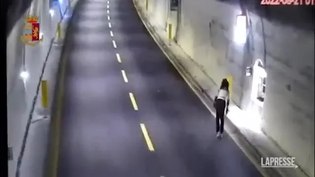 "Stavo seguendo il navigatore" Donna pattinava in autostrada