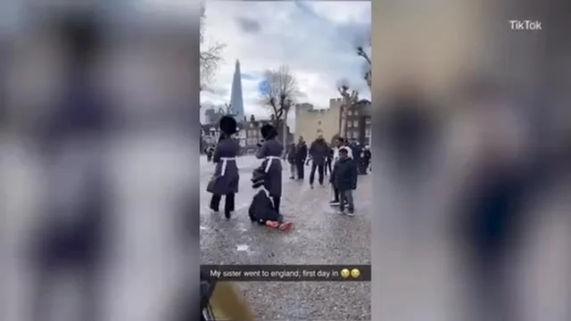 "Fate strada!", il bimbo buttato a terra dalla Guardia della Regina: il video che fa discutere