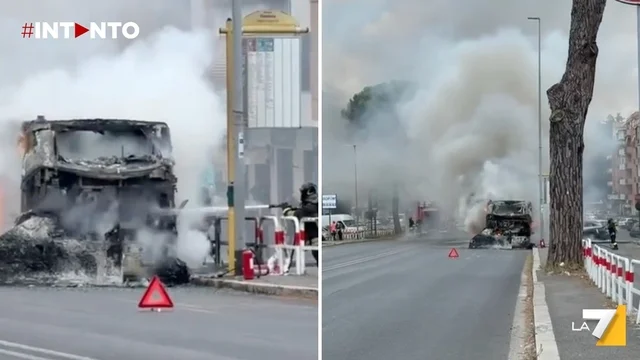 Roma, bus Atac in fiamme su via Flaminia: distrutto il mezzo, nessun ferito
