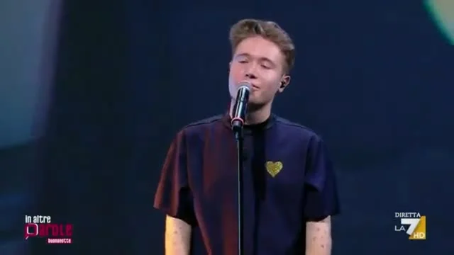 Alfa canta 'Vai!' sul palco di In Altre Parole