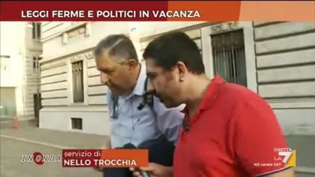 Leggi ferme e politici in vacanza