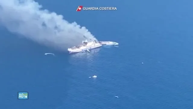 Grecia, fiamme sul traghetto per Brindisi: le immagini dall'alto