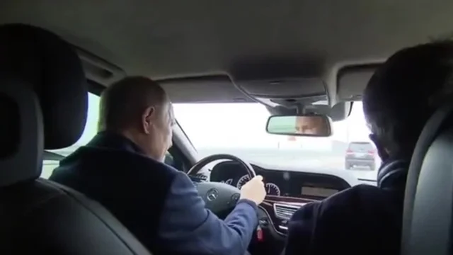 Putin alla guida attraversa il ponte di Crimea: il video