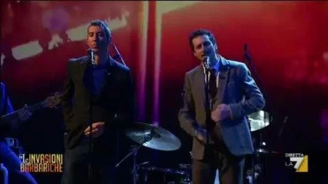LUCA E PAOLO CANTANO "LE MANI"