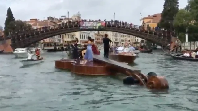 Venezia, i musicisti suonano a bordo di un violino gigante sul Canal Grande: il video