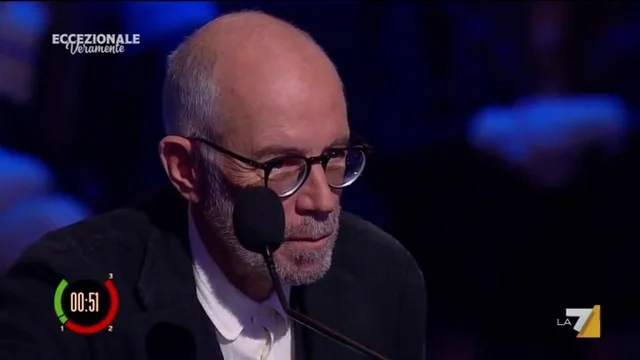 L'esibizione di Massimiliano Cimino è controversa: la giuria non ride ma per Salvatores è un grande attore