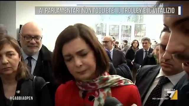 Ai parlamentari non togliete il trolley e il vitalizio