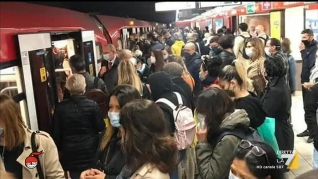 Foto della metropolitana di Milano, Alessandro Sallusti: "Ecco di chi è la colpa..."