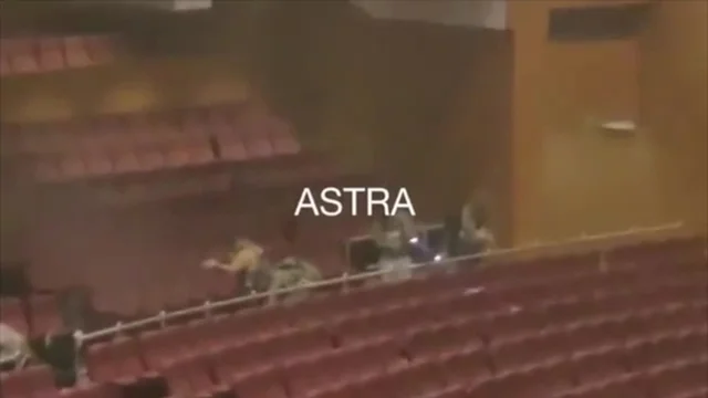 Attentato a Mosca, il video degli spari all'interno della sala concerti
