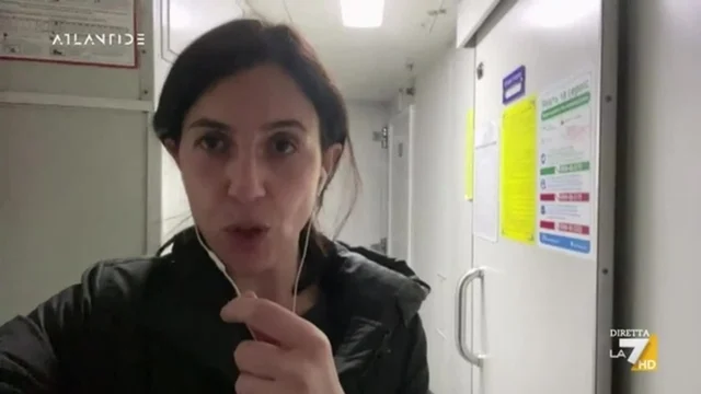 Ucraina, in diretta dal treno per Kiev Francesca Mannocchi: "Tante persone ritornano indietro dalla Polonia"