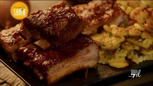 Costine di maiale in salsa BBQ e smashed potatoes