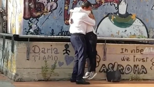 Roma, Salvini abbraccia (e solleva) Meloni e poi scherza con Tajani: "Per le cose a 3 non è il momento"