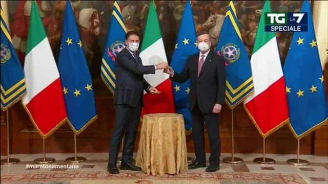 Governo, lo scambio della campanella tra Conte e Draghi