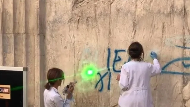 Roma, i vandali imbrattano un muro del Pantheon con la scritta: "Aliens exist"