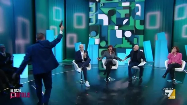 Saverio Raimondo entra in studio sparando con una pistola finta: la gag che prende in giro Pozzolo