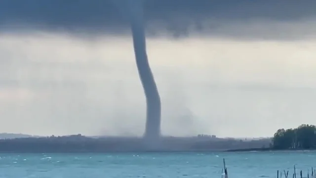 Maltempo, impressionante tromba d'aria sul Lago di Garda: il video