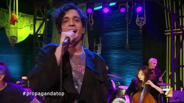 "Sesso occasionale": Tananai canta a Propaganda Live
