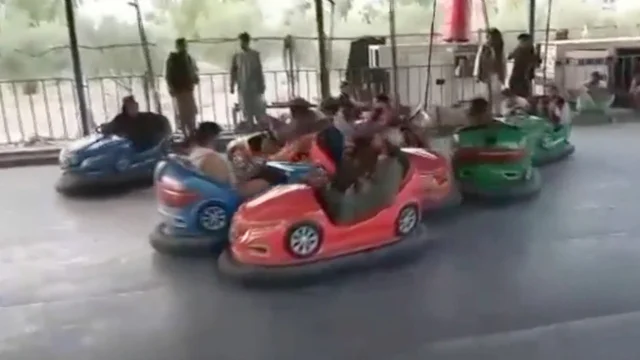 Afghanistan, i talebani si divertono con giostre e autoscontri al lunapark