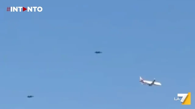 L’aereo di Re Carlo e della regina Camilla atterra in Italia scortato da due caccia della RAF