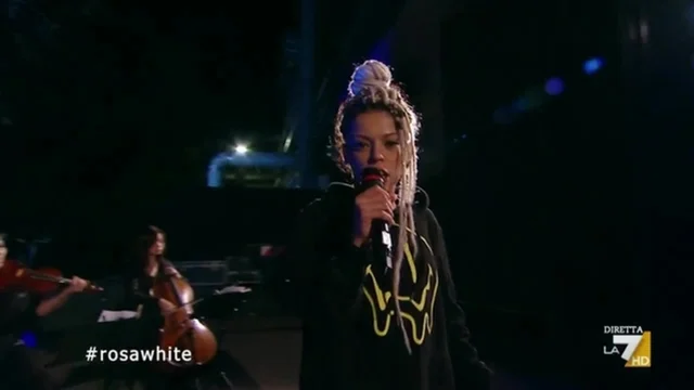 Rosa White con la #propagandaorkestra canta la sua "Come me"