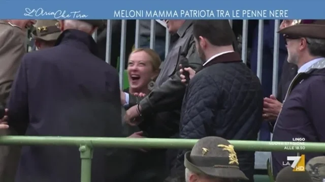 Giorgia Meloni 'mamma patriota' tra le Penne Nere