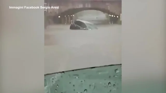 Maltempo a Busto Arsizio, un’auto rimane sommersa in un sottopassaggio