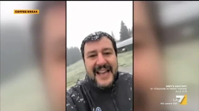 Matteo Salvini sotto la neve contro il governo: "Daremo battaglia su tasse, micro-tasse e cazzate varie"