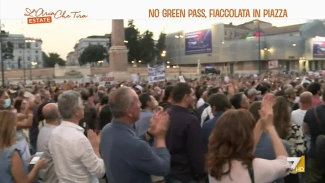 No Green Pass, fiaccolata in piazza
