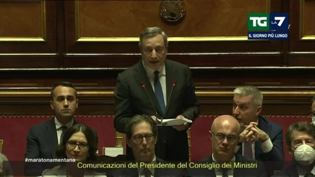 Draghi in Senato: "Sono qui solo perché gli italiani lo hanno chiesto". E l'Aula rumoreggia
