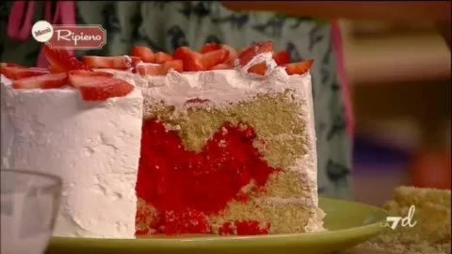 Torta ripiena con cuore di cioccolato bianco e fragole